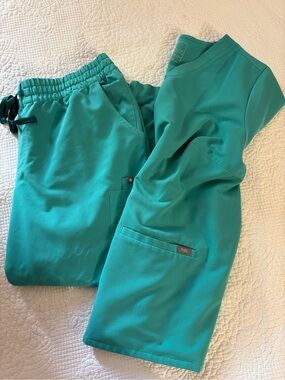 Women’s Figs scrubs set Xxlp and 3x